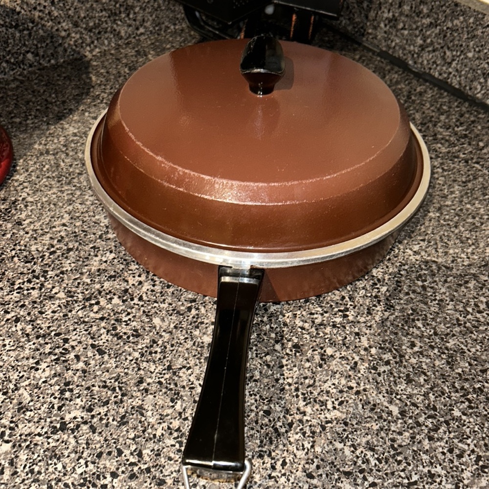 Vintage Club E Evercast Covered Skillet